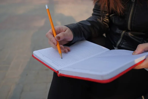 Mulher Escrevendo Notas Caderno Vermelho Rua — Fotografia de Stock
