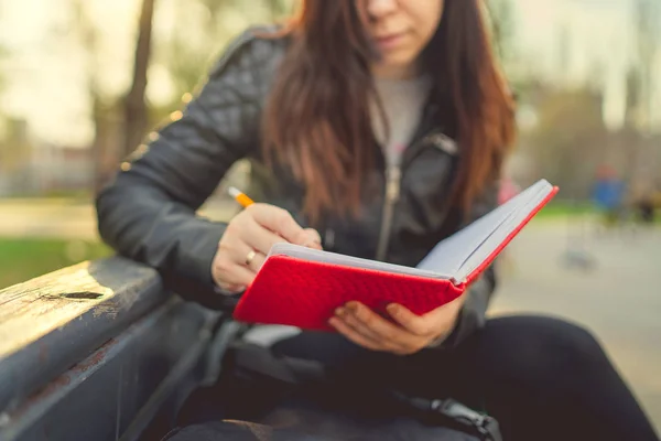 Vrouw Schrijft Notities Rood Notitieboekje Straat — Stockfoto