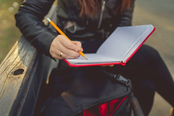 Mujer Escribiendo Notas Cuaderno Rojo Calle — Foto de Stock