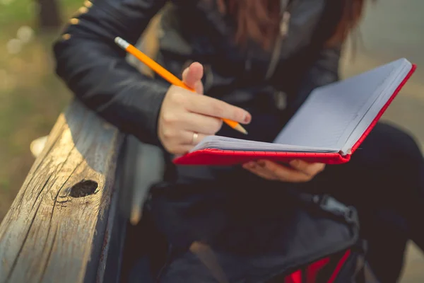 Mujer Escribiendo Notas Cuaderno Rojo Calle — Foto de Stock