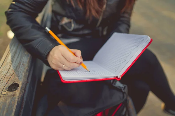 Mulher Escrevendo Notas Caderno Vermelho Rua — Fotografia de Stock