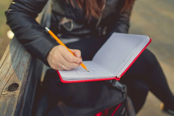 Vrouw Schrijft Notities Rood Notitieboekje Straat — Stockfoto