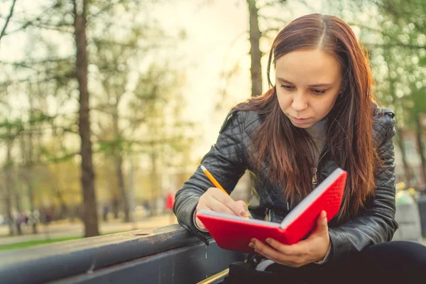 Mujer Escribiendo Notas Cuaderno Rojo Calle — Foto de Stock