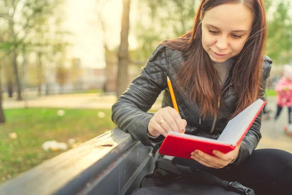 Mujer Escribiendo Notas Cuaderno Rojo Calle — Foto de Stock