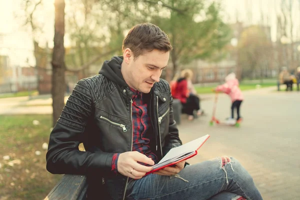 Hombre Con Cuaderno Rojo Parque — Foto de Stock