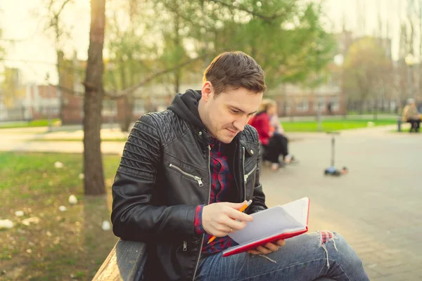 Man Met Rood Notitieboekje Park — Stockfoto