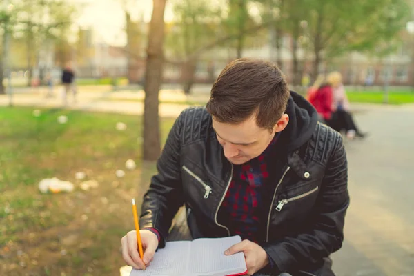 Hombre Con Cuaderno Rojo Parque — Foto de Stock