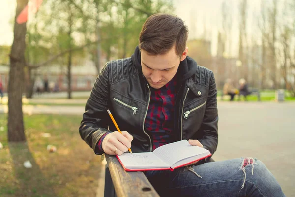 Hombre Con Cuaderno Rojo Parque — Foto de Stock