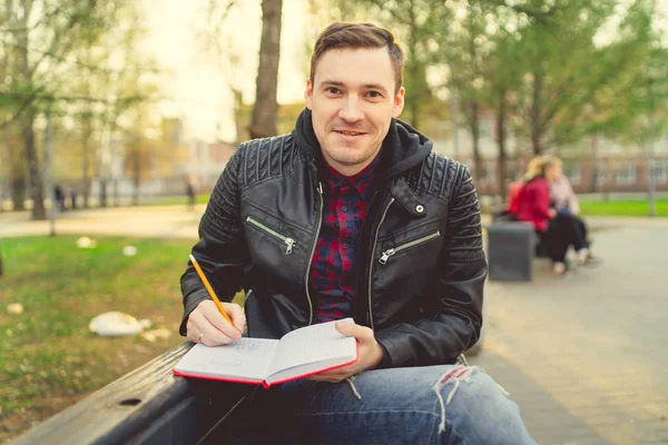 Hombre Con Cuaderno Rojo Parque — Foto de Stock