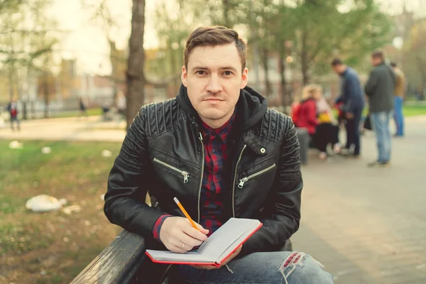 Hombre Con Cuaderno Rojo Parque — Foto de Stock