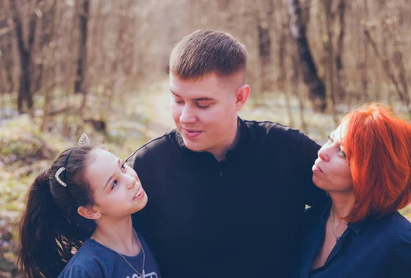 Glückliche Familie Herbstparkübergewichtiger Mann Umarmt Frau Und Tochter Während Einem — Stockfoto