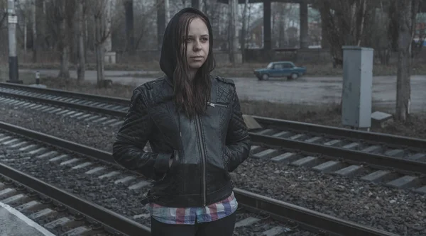 Uma Jovem Está Plataforma Espera Trem Feminino Uma Jaqueta Couro — Fotografia de Stock