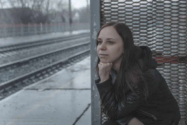 Soñosa Mujer Joven Sentada Lado Vista Del Ferrocarril Joven Mujer — Foto de Stock