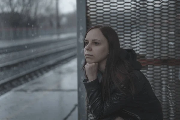 Dromerige Jonge Vrouw Zitten Naast Het Spoorzijaanzicht Van Jonge Vrouw — Stockfoto