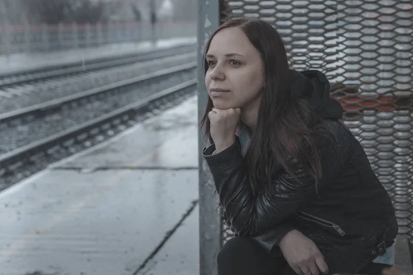 Hayalperest Genç Kadın Demiryolu Kenarında Oturuyor Deri Ceketli Genç Kadın — Stok fotoğraf