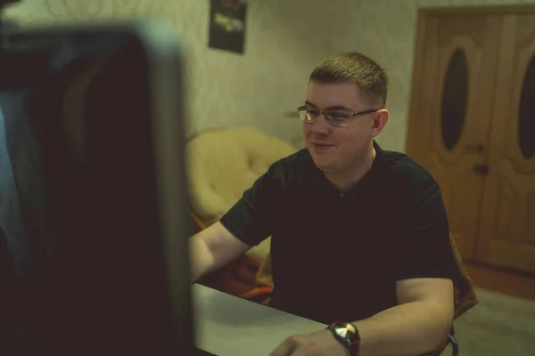 Junger Mann Computer Arbeit Laptop — Stockfoto