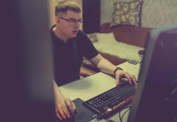 Jonge Man Achter Computer Werken Aan Een Laptop — Stockfoto