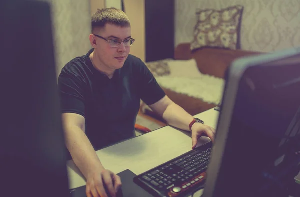 Jonge Man Achter Computer Werken Aan Een Laptop — Stockfoto