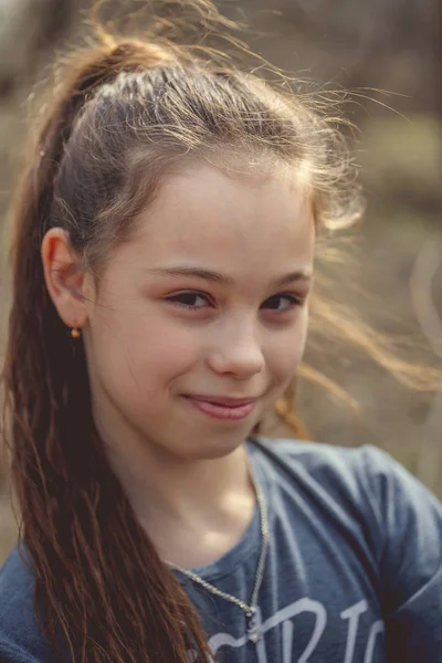 Retrato Uma Menina Roupas Casuais Parque — Fotografia de Stock