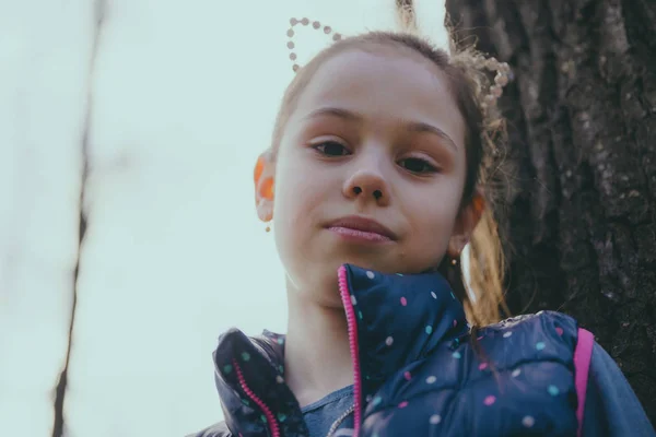 Retrato Una Niña Vestida Forma Casual Parque — Foto de Stock