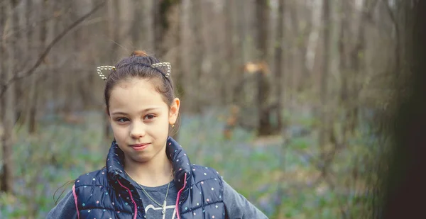 Portret Van Een Meisje Casual Kleding Het Park — Stockfoto