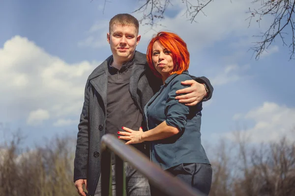 Mulher Inclinou Pensadamente Ombro Dos Homens — Fotografia de Stock