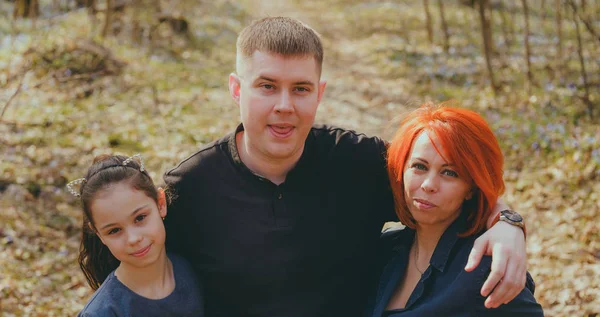 Glückliche Familie Herbstparkübergewichtiger Mann Umarmt Frau Und Tochter Während Einem — Stockfoto