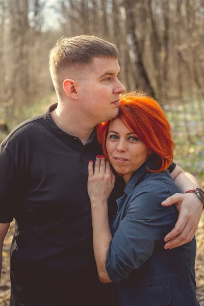 Paar Umarmt Sich Freien Frühlingstag Junger Mann Umarmt Zärtlich Seine — Stockfoto