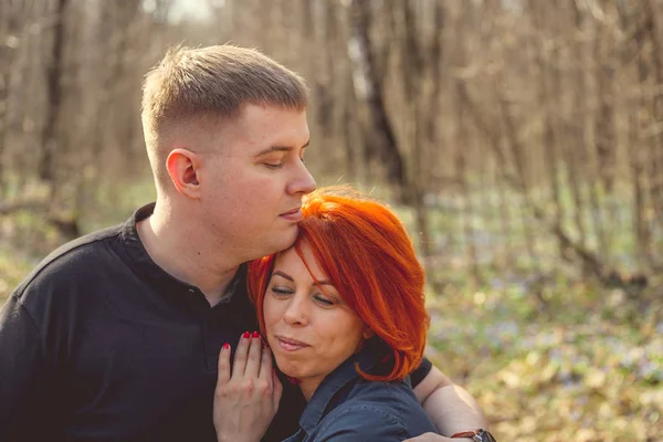 Pareja Abrazando Aire Libre Primavera Día Joven Abrazando Novia Mayor —  Fotos de Stock