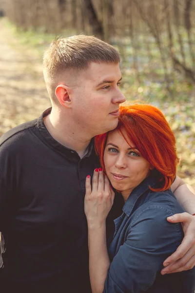 Casal Abraçando Livre Dia Primaverajovem Abraçando Ternamente Sua Namorada Com — Fotografia de Stock