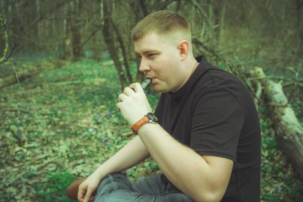 Man Smokes Electronic Cigarette — Stock Photo, Image