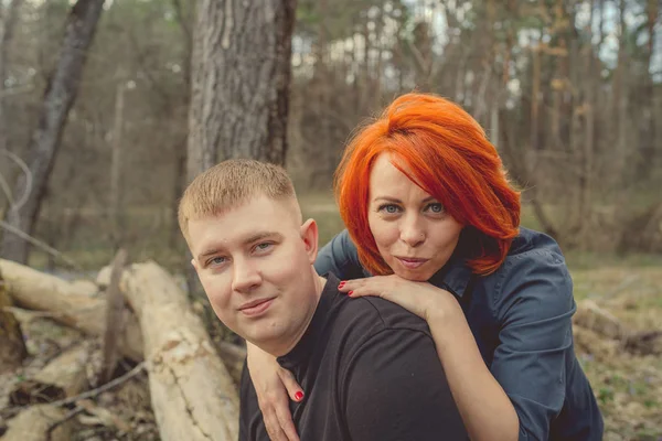 Mulher Inclinou Pensadamente Ombro Dos Homens — Fotografia de Stock