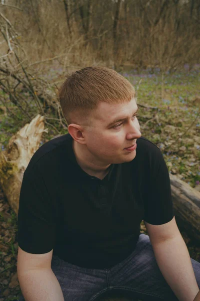 Homme Pose Dans Forêt Automne — Photo