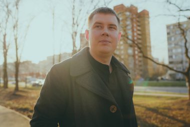 Şehirde poz veren bir adam.