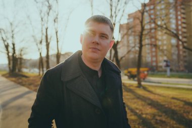 Şehirde poz veren bir adam.