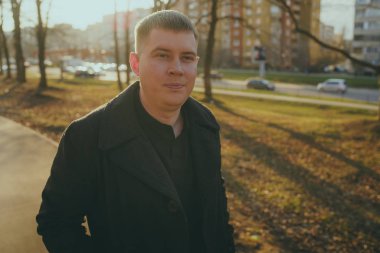 Şehirde poz veren bir adam.