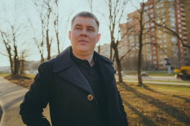 Şehirde poz veren bir adam.