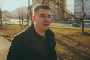 Şehirde poz veren bir adam.