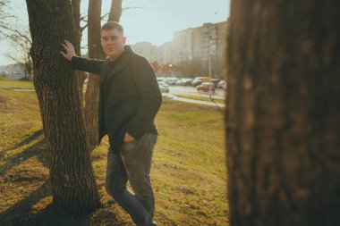 Şehirde poz veren bir adam.