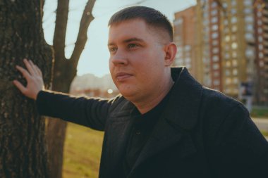 Şehirde poz veren bir adam.