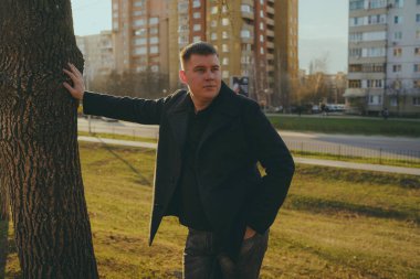 Şehirde poz veren bir adam.