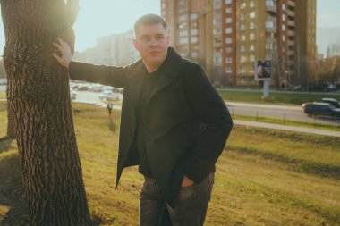 Şehirde poz veren bir adam.