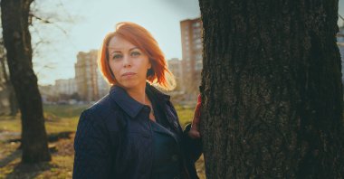 Güzel bir kadın poz veriyor