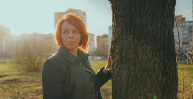 Güzel bir kadın poz veriyor