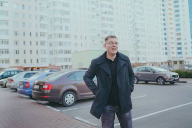 Şehirde poz veren bir adam.