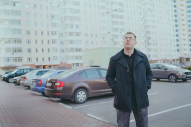 Şehirde poz veren bir adam.