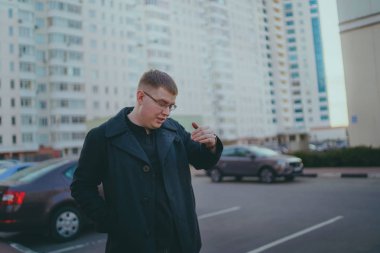 Şehirde poz veren bir adam.