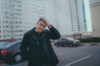 Şehirde poz veren bir adam.