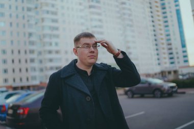 Şehirde poz veren bir adam.