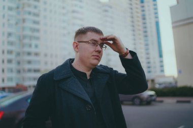 Şehirde poz veren bir adam.